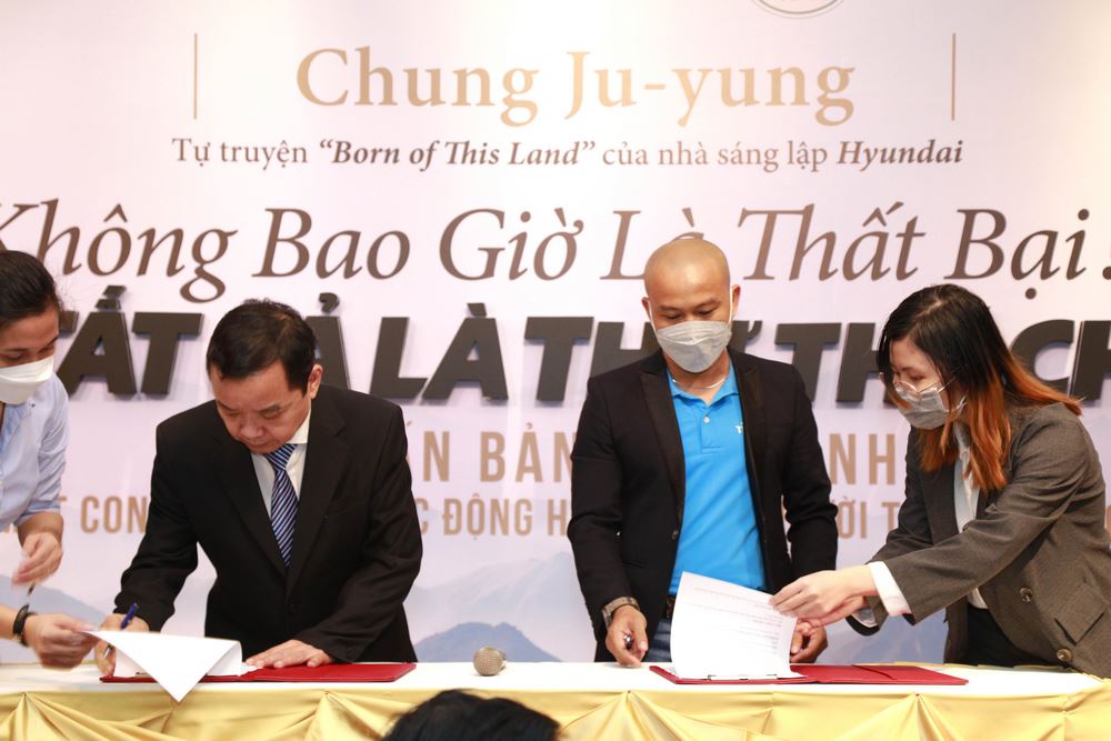 ông Nguyễn Văn Phước, nhà sáng lập công ty First News và ông Nguyễn Chí Thọ, Giám đốc cấp cao công ty Tiki tiến hành ký kết hợp đồng phát hành độc quyền cuốn sách